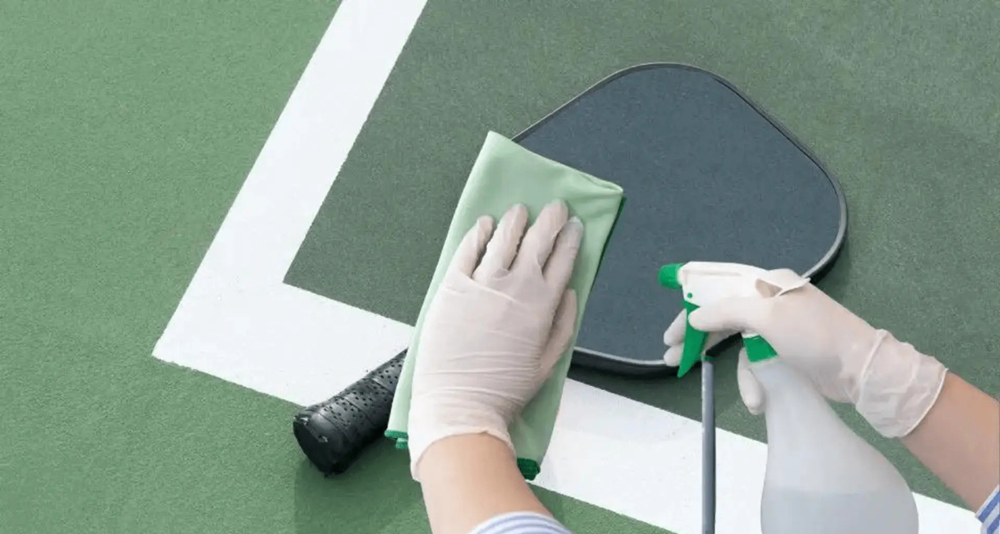 How to clean carbon fiber pickleball paddle