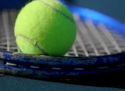 4 Critical Differences Between Pressurized vs Pressureless Tennis Balls