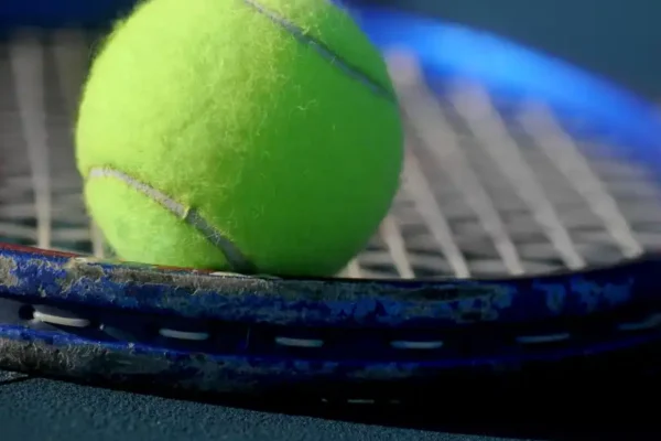 4 Critical Differences Between Pressurized vs Pressureless Tennis Balls